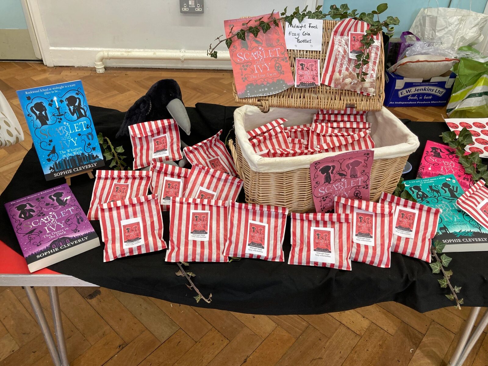 'Scarlet and Ivy' sweet display